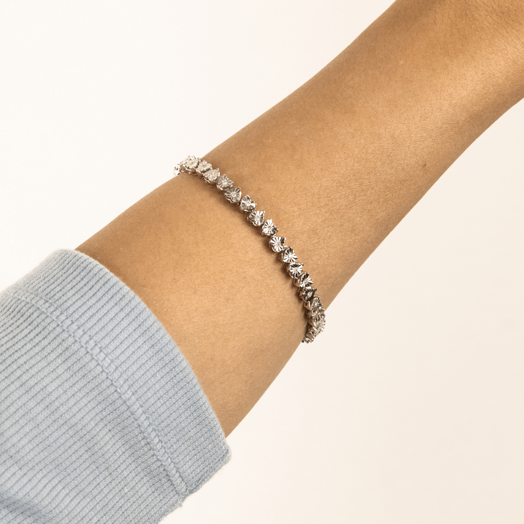 18k White Gold Shinin Hearts Bracelet With Diamonds - Gemaee UAE